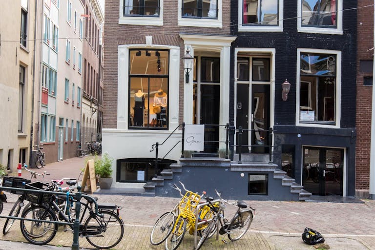 Luxury Pop-Up Shop in the Center - Image 1