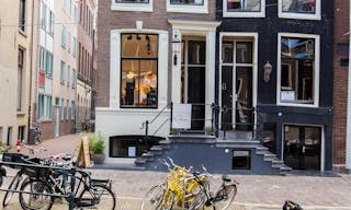 Luxury Pop-Up Shop in the Center - Image 1