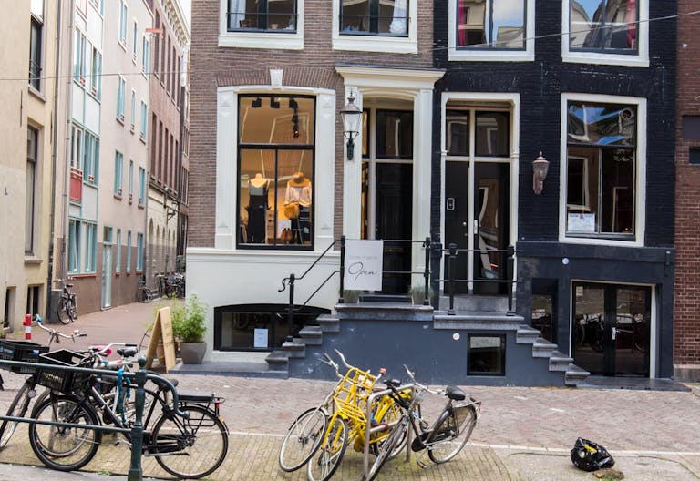 Luxury Pop-Up Shop in the Center - Image 1