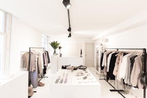 Luxury Pop-Up Shop in the Center - Image 2