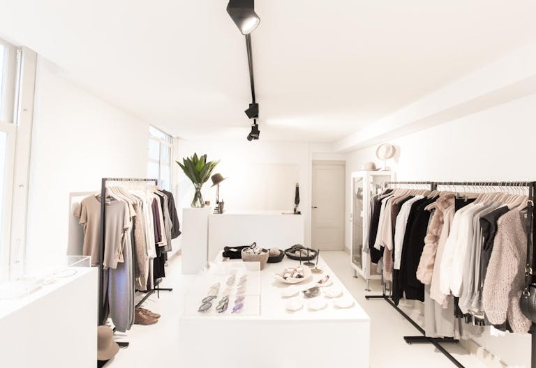 Luxury Pop-Up Shop in the Center - Image 2