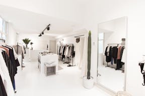 Luxury Pop-Up Shop in the Center - Image 3