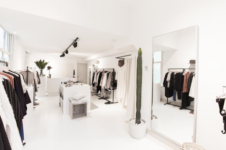 Luxury Pop-Up Shop in the Center - Image 3