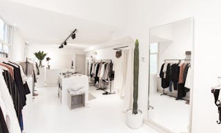 Luxury Pop-Up Shop in the Center - Image 3
