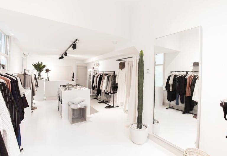 Luxury Pop-Up Shop in the Center - Image 3