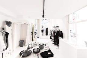 Luxury Pop-Up Shop in the Center - Image 4