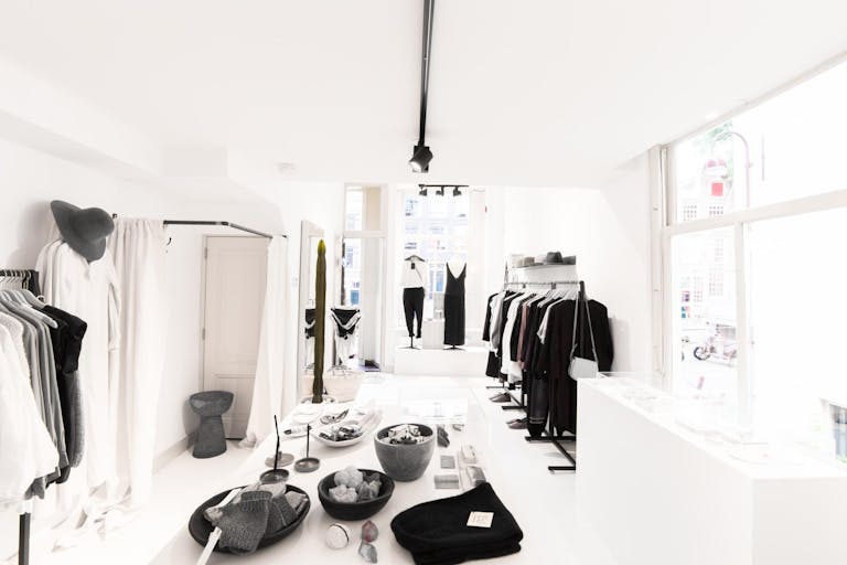 Luxury Pop-Up Shop in the Center - Image 4