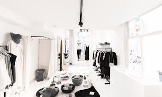 Luxury Pop-Up Shop in the Center - Image 4