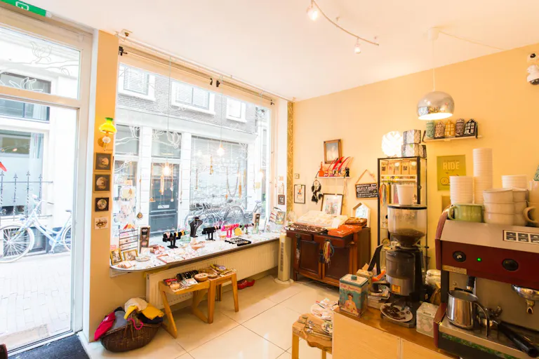 Cozy Pop-up Store in the Center - Image 0
