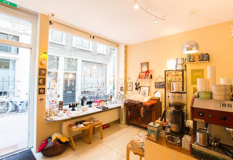 Cozy Pop-up Store in the Center - Image 0