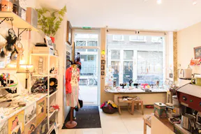 Cozy Pop-up Store in the Center - Image 1