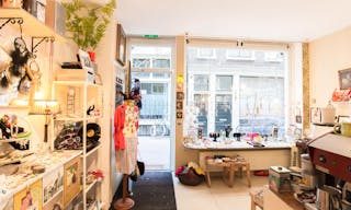 Cozy Pop-up Store in the Center - Image 1