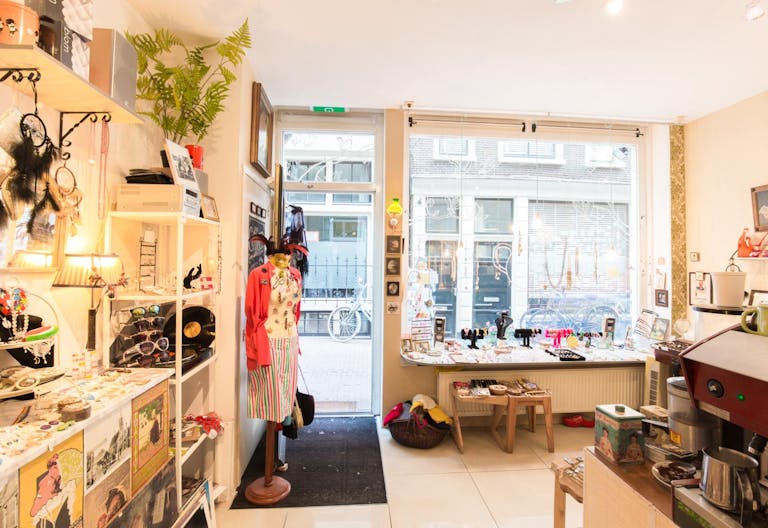 Cozy Pop-up Store in the Center - Image 1