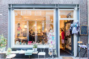 Cozy Pop-up Store in the Center - Image 2