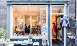 Cozy Pop-up Store in the Center - Image 2