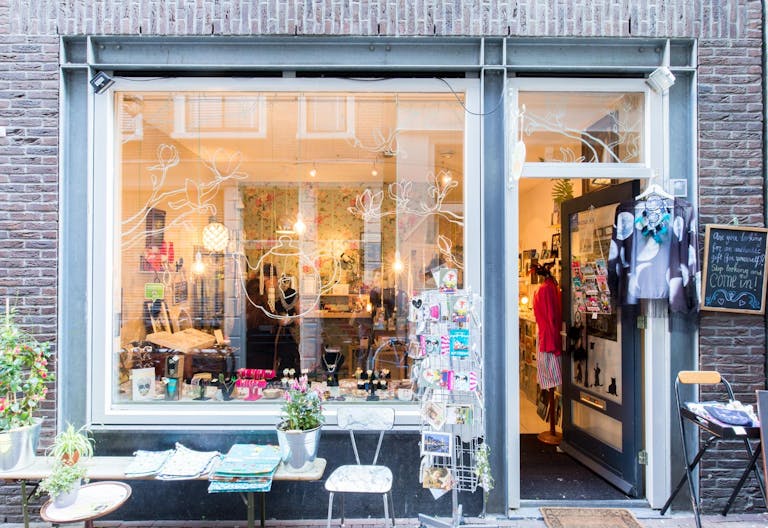 Cozy Pop-up Store in the Center - Image 2