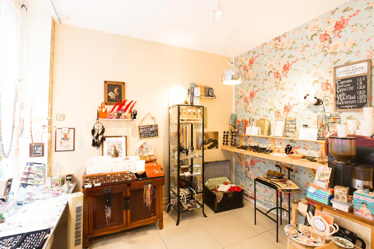 Cozy Pop-up Store in the Center - Image 3