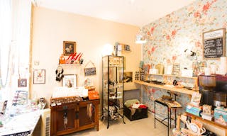 Cozy Pop-up Store in the Center - Image 3