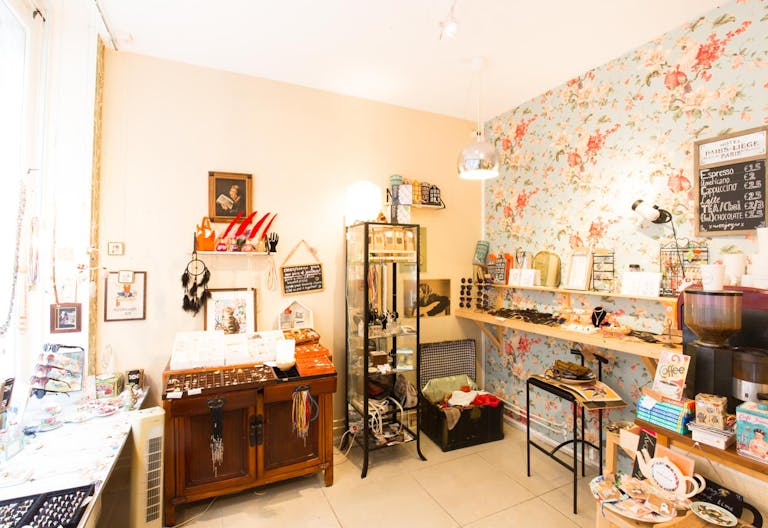 Cozy Pop-up Store in the Center - Image 3