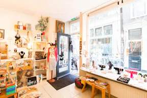 Cozy Pop-up Store in the Center - Image 5