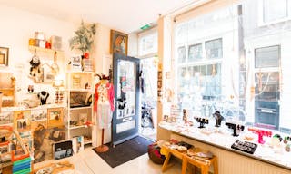 Cozy Pop-up Store in the Center - Image 5