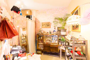 Cozy Pop-up Store in the Center - Image 6