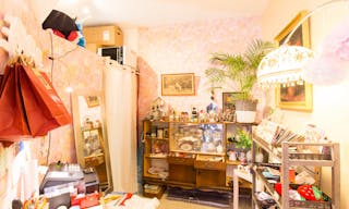 Cozy Pop-up Store in the Center - Image 6