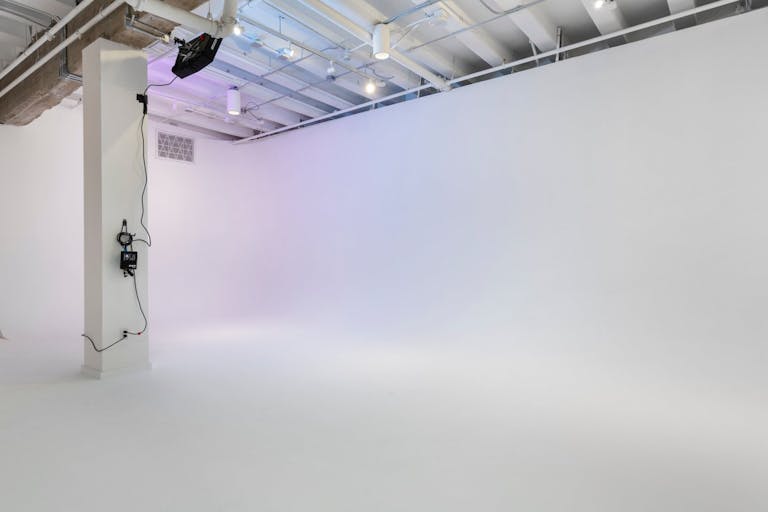 PRE-LIT (RGB) WHITE CYC STUDIO | PRIVATE HAIR, MAKEUP AND VANITY SPACE - Image 2