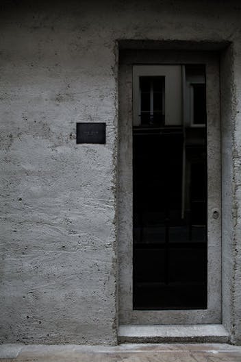 BRUTALIST SPACE IN MARAIS - Image 2