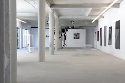 Puristic Art Gallery with beautiful Garden - Image 0