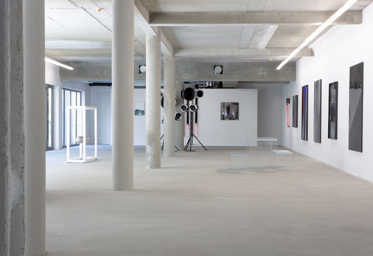 Puristic Art Gallery with beautiful Garden - Image 0