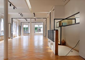 Vast Parisian Showroom at Opéra-Bourse - Image 2