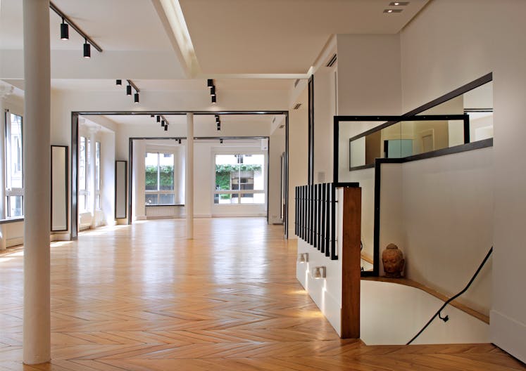 Vast Parisian Showroom at Opéra-Bourse - Image 2