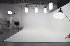 Miami Photo/Video Studio with Cyc Wall and Kitchen - Image 0