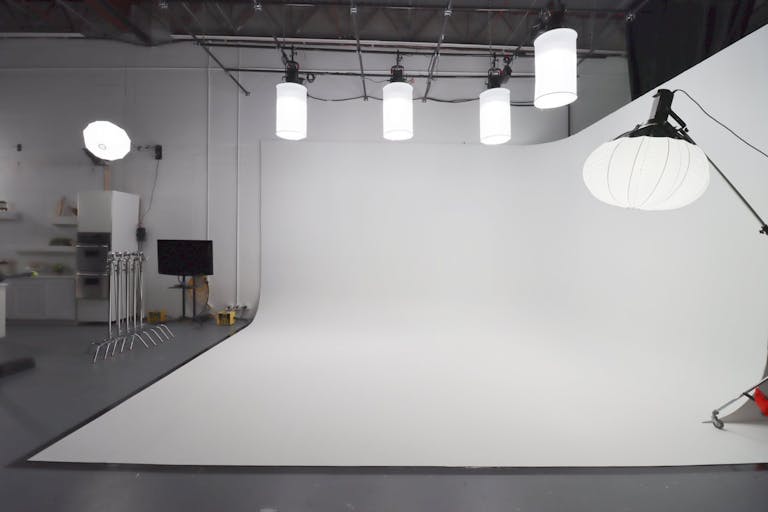 Miami Photo/Video Studio with Cyc Wall and Kitchen - Image 0