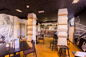 Modern Bar in the Central Grachtengortdel Area of Amsterdam - Image 2