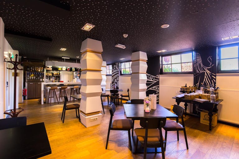 Modern Bar in the Central Grachtengortdel Area of Amsterdam - Image 3