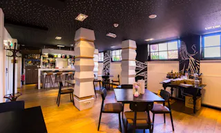 Modern Bar in the Central Grachtengortdel Area of Amsterdam - Image 3