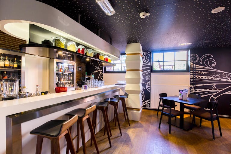 Modern Bar in the Central Grachtengortdel Area of Amsterdam - Image 4