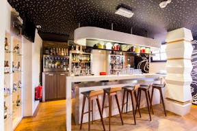 Modern Bar in the Central Grachtengortdel Area of Amsterdam - Image 5