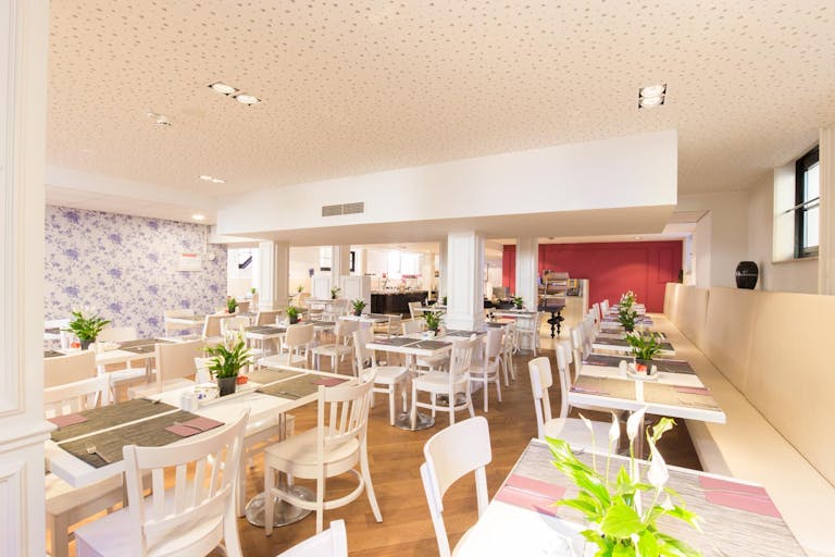 Modern Renovated Space in a Classic Amsterdam Building - Image 2