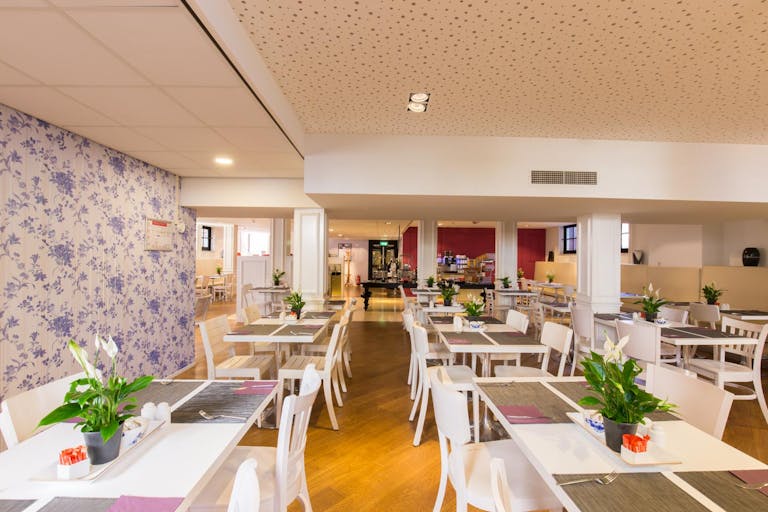 Modern Renovated Space in a Classic Amsterdam Building - Image 3