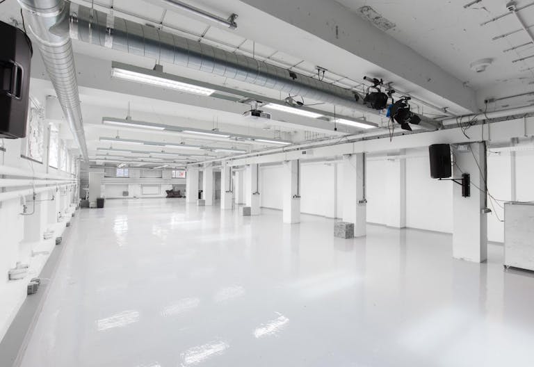 Spacious Warehouse in Noord - Image 4