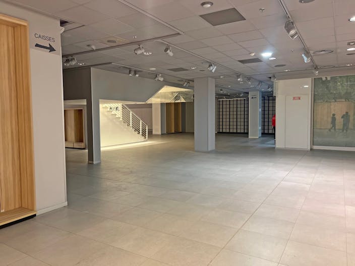 Boutique Flagship centre commercial Bercy 2 - Image 1
