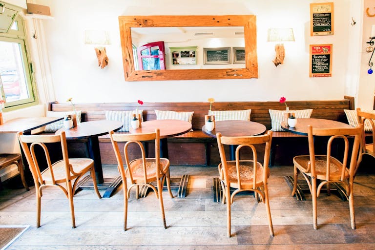 Cozy Cafe on the Famous Amsterdam Canals - Image 3