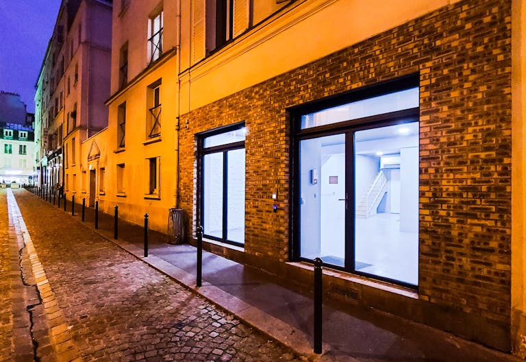 Gallery / showroom combined with a speakeasy bar in the center of Paris - Image 0