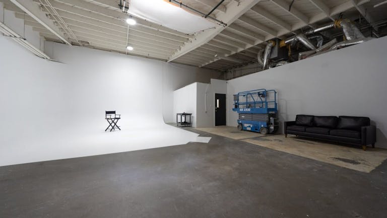 Yukon 1 - Large White Cyc Wall - Image 0