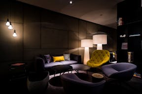 Stylish Design Bar in Historic City Center - Image 1