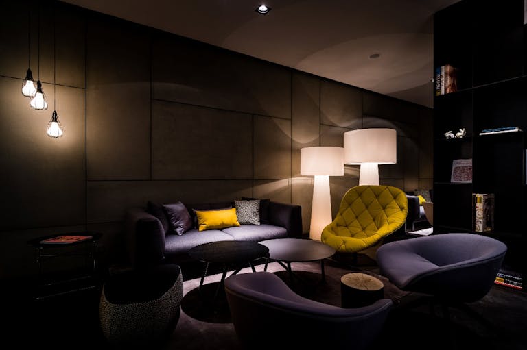 Stylish Design Bar in Historic City Center - Image 1