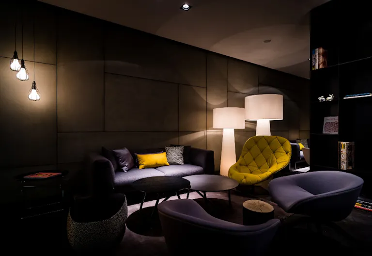 Stylish Design Bar in Historic City Center - Image 1